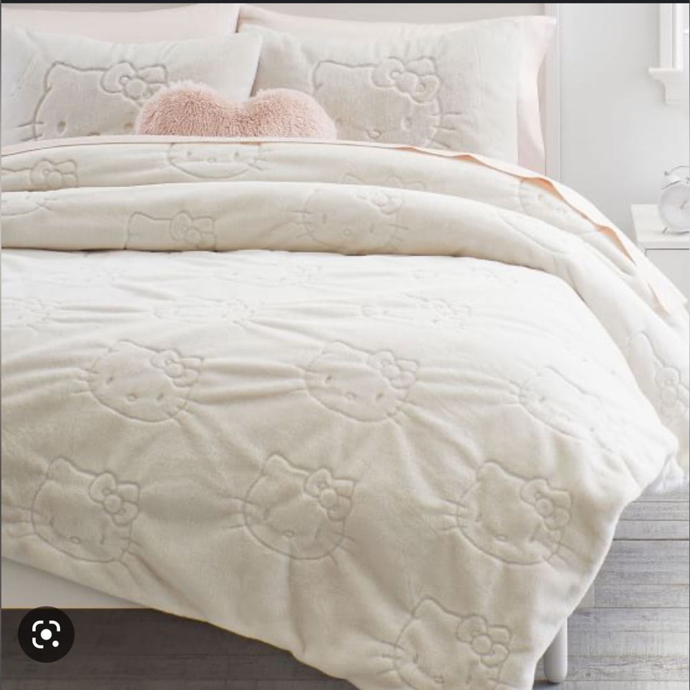 Hello Kitty® Magical Faux-Fur Quilt
| Pottery Barn Teen/Kids w/ Two Shams White